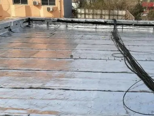 三都卫生间漏水维修公司分享下三都屋面楼顶防水刚性防水层施工要点。